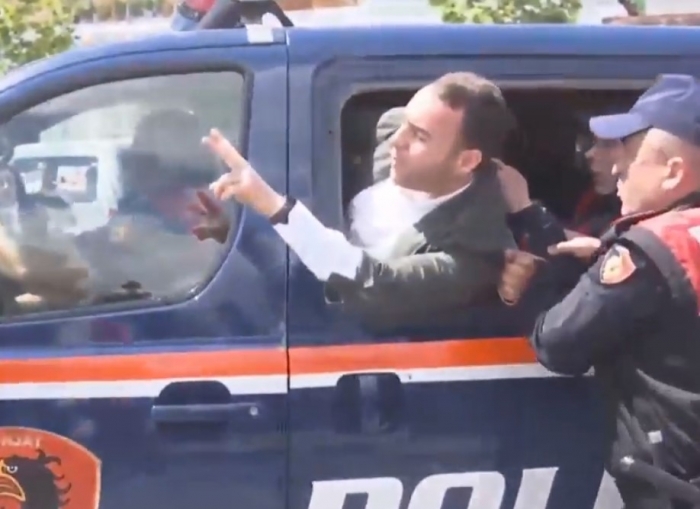 Përshkallëzohet përplasja te Astiri, policia fut në furgon Klevis Balliun, ish-deputeti nxjerr trupin nga xhami 1 ac3ce14b319bbfd4cab1206cd64f139f L 1