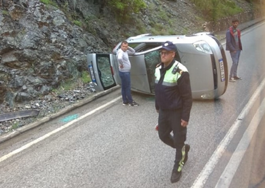 Makina përmbyset në rrugë, nuk ka të lënduar aksident librazhd