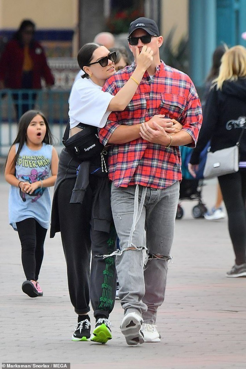 Çifti më i ri i showbizit përkëdhelen në Disneyland 2 auto 13596586 7038917 What a pair The 31 year old English singer could be spotted wrap a 1 15580540552741558086580