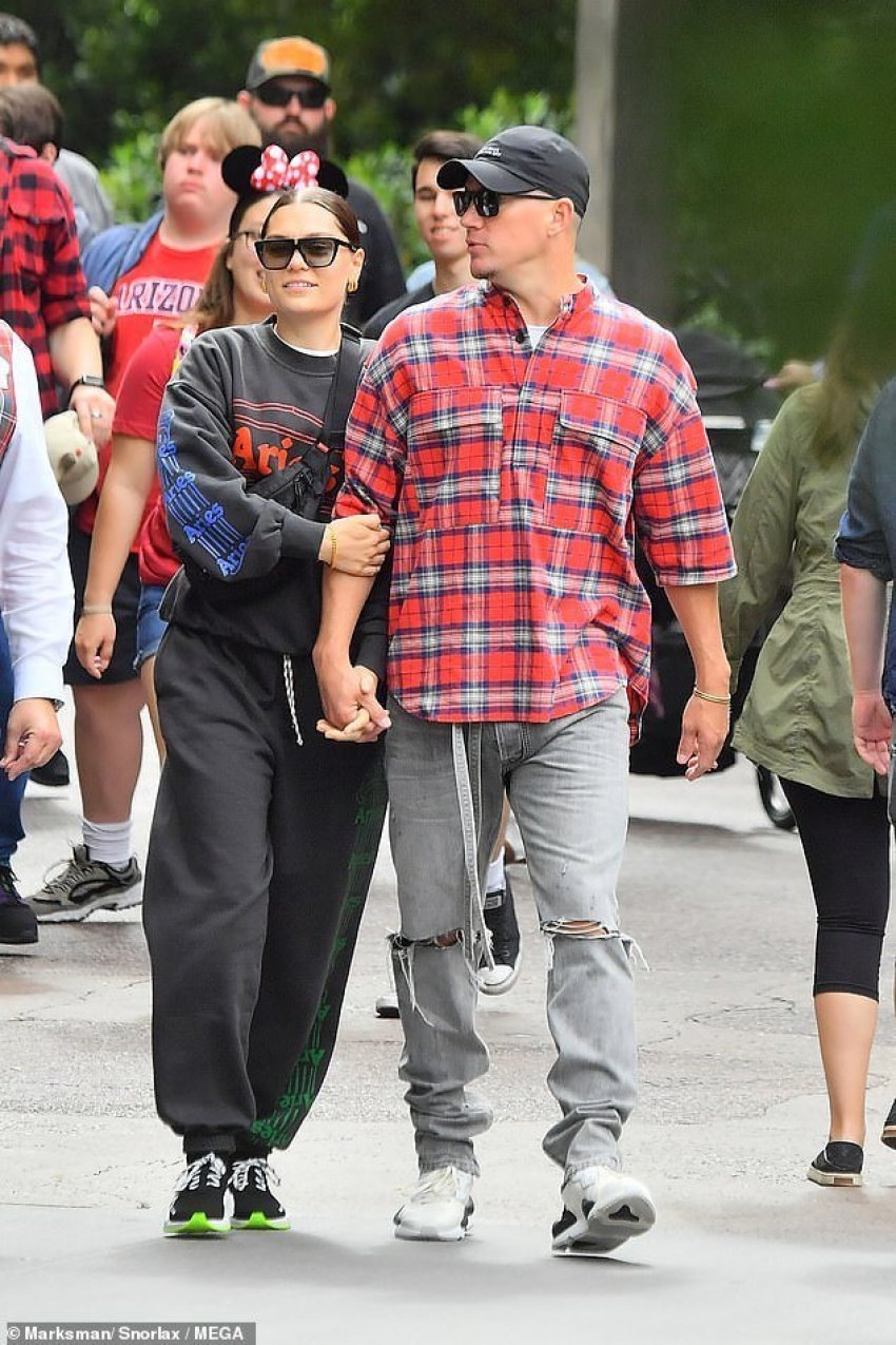 Çifti më i ri i showbizit përkëdhelen në Disneyland 3 auto 13596610 7038917 Clotheshorse She occasionally wore a complementary black sweater a 4 15580540553991558086581