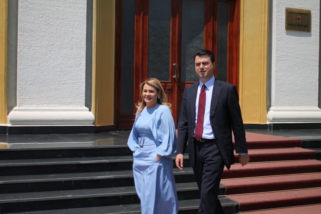 FOTO / Një ditë pas proteste, Monika Kryemadhi shkon në shtëpinë e Bashës basha kryemadhi 5 1