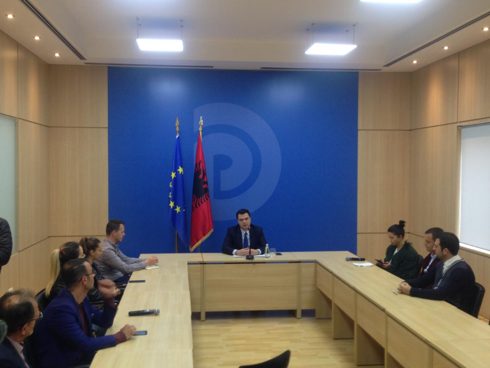 “Herë bën gastorin, herë të fortin e lagjes”, Basha paralajmëron Ramën: Mos i kalo caqet, do lutesh të kesh fatin e Nikola Gruevskit basha me gazetaret 2