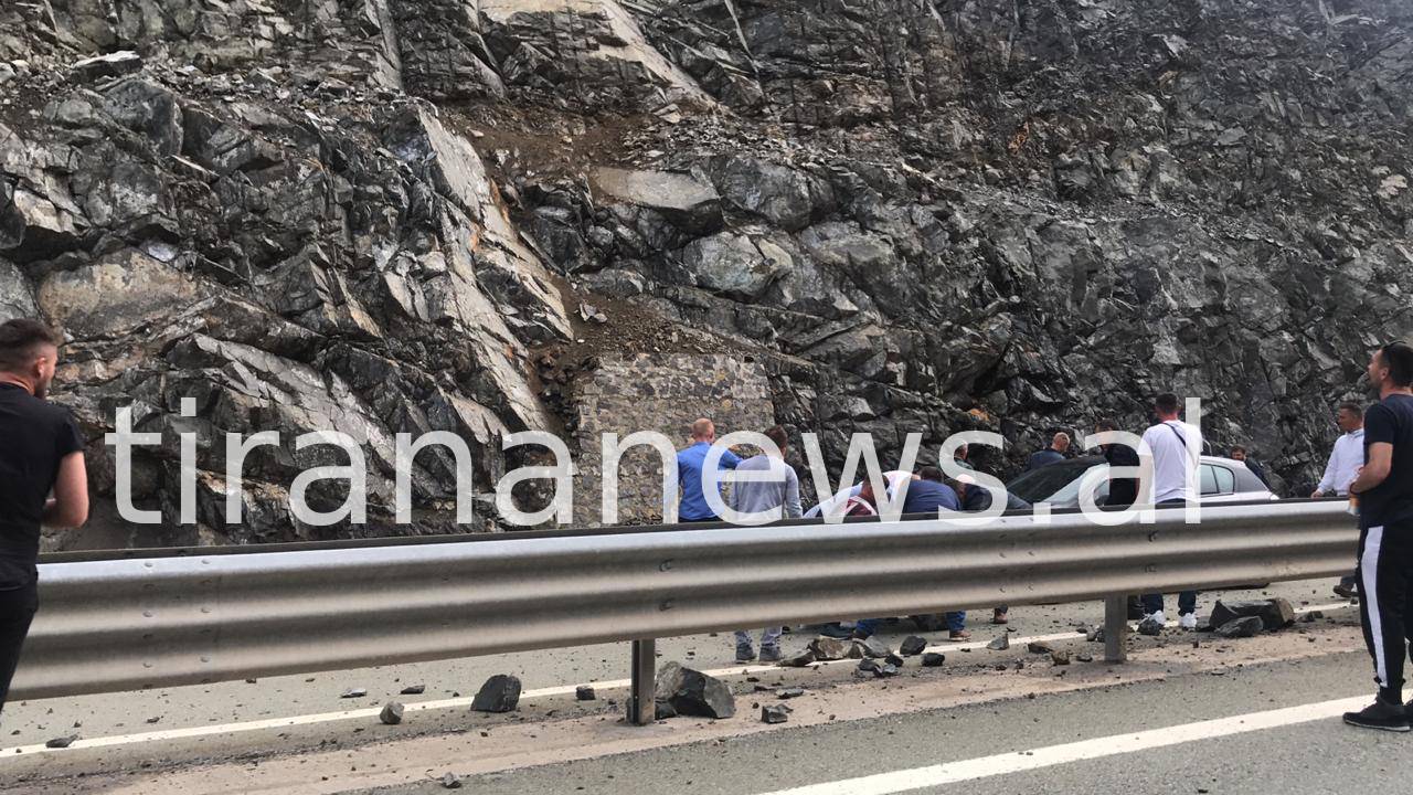VIDEO/ Bllokohet Rruga e Kombit, shirat shkaktojnë rrëshqitje gurësh bien guret