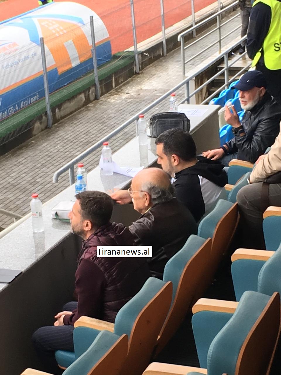 Pas protestës së opozitës, Braçe relaksohet në stadium me derbin brace meksi stadium1