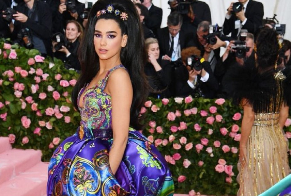 FOTO- Për herë të parë në MET Gala, ja si ishte veshur Dua Lipa dua lipa