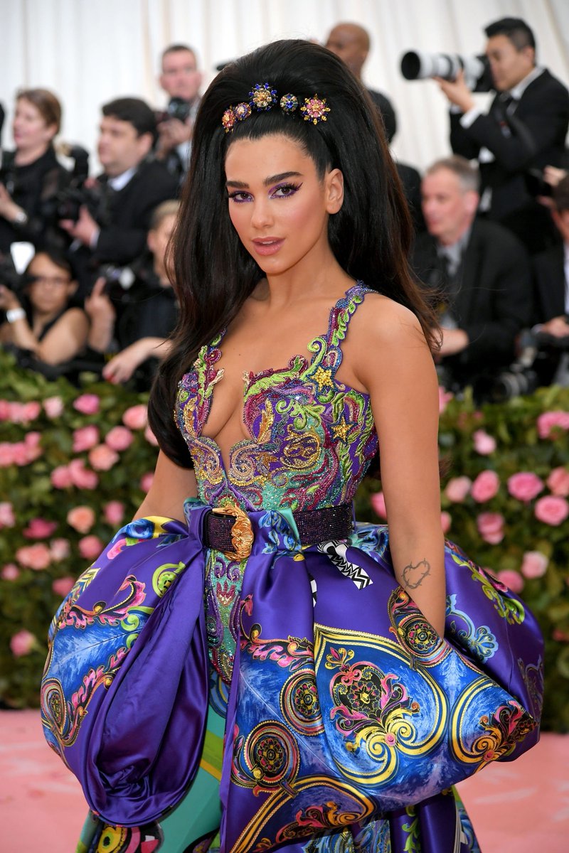 FOTO- Për herë të parë në MET Gala, ja si ishte veshur Dua Lipa 1 dy2