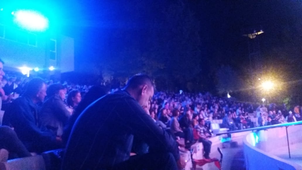 Foto-lajm/Opozita proteston, qytetarët mbushin Amfiteatrin te Liqeni, spektakël muzikor 5 e2ad1fd2 21b0 4eac 81e4 bf5554329ee1