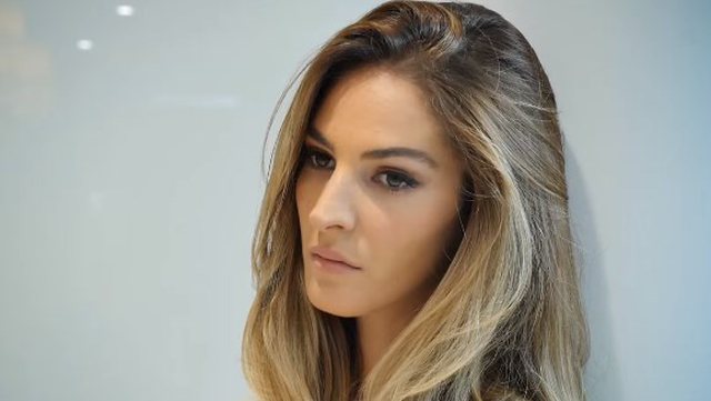 Emina Cunmulaj pret flokët shkurt për një kauzë shumë të rëndësishme 2 eMINA 1