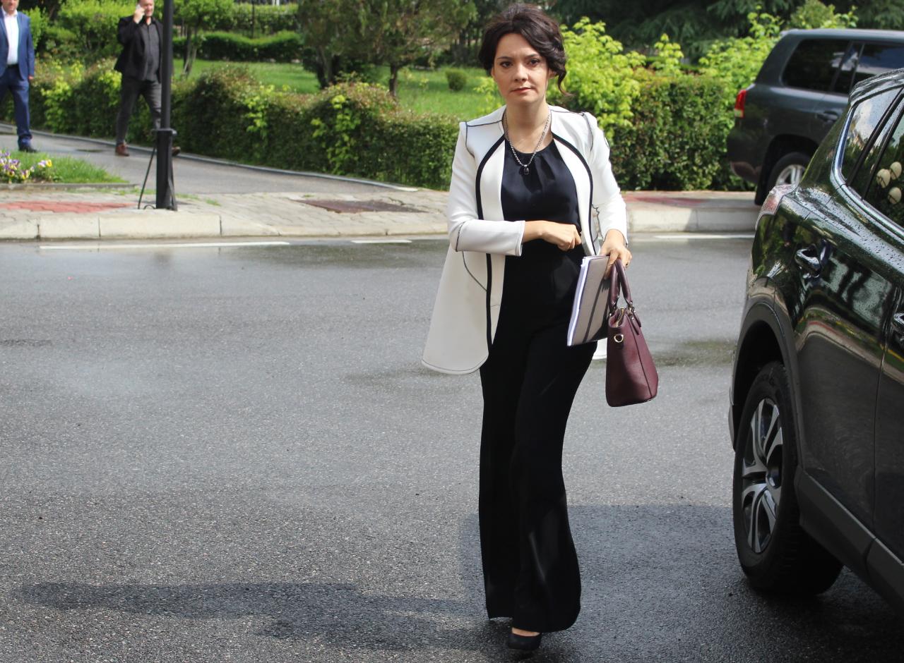 Foto-Lajm / Elisa Spiropali u fut krahun dy burrave në PS elisa spiropali