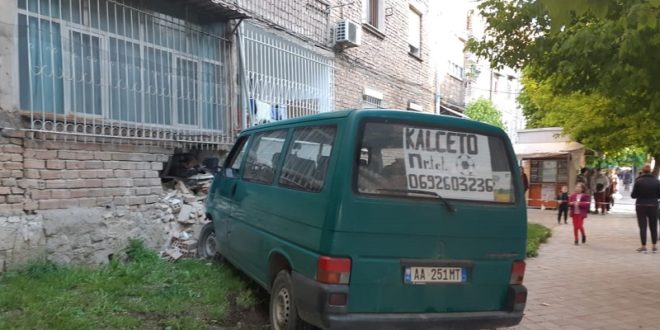 Furgoni me shpejtësi përplaset me katin e parë të pallatit në Korçë 1 furgon 1