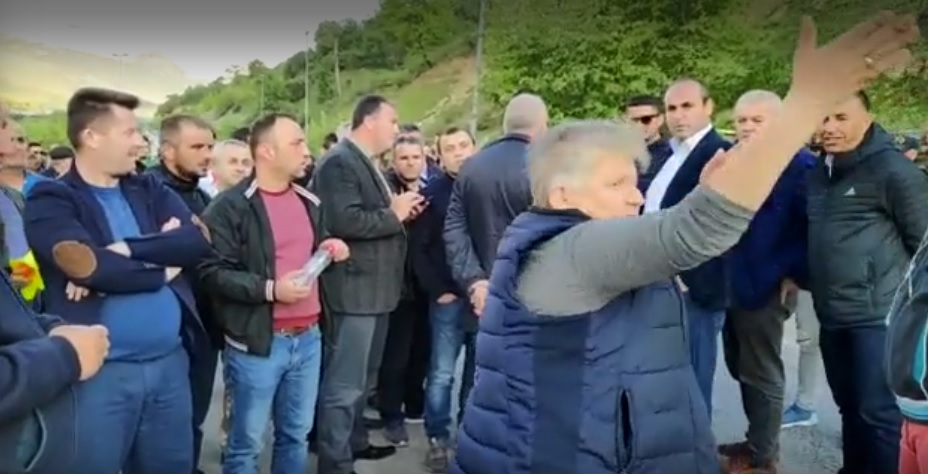VIDEO/ Tensione në Gjirokastër, pas bllokimit të rrugës. E moshuara: 90 vjeçe unë dhe detyrohem të bëj shurrën shkurreve, turp gjirokaster