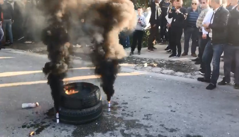 Bllokimi nga opozita i urës së Matit, pengohet makina që mbart kufomën e të vetvrarit sot në Klos goma flake
