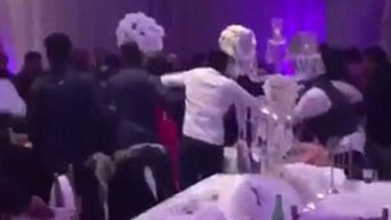 Video / Dasma kthehet në arenë boksi, plas grushti e përplasen karriget grushta1 768x432 1