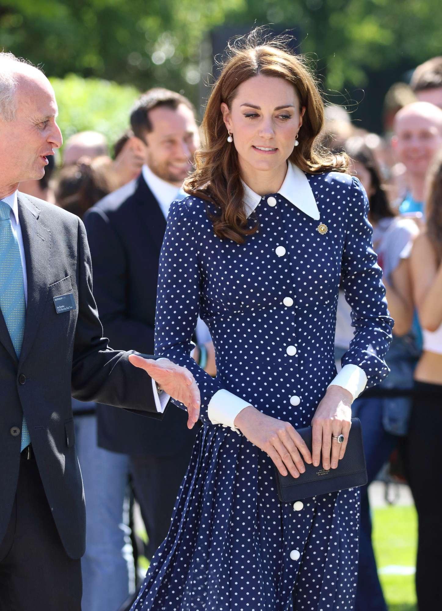 Kate Middleton thyen protokollin, nxjerrë kofshën zbuluar! 2 kate 4
