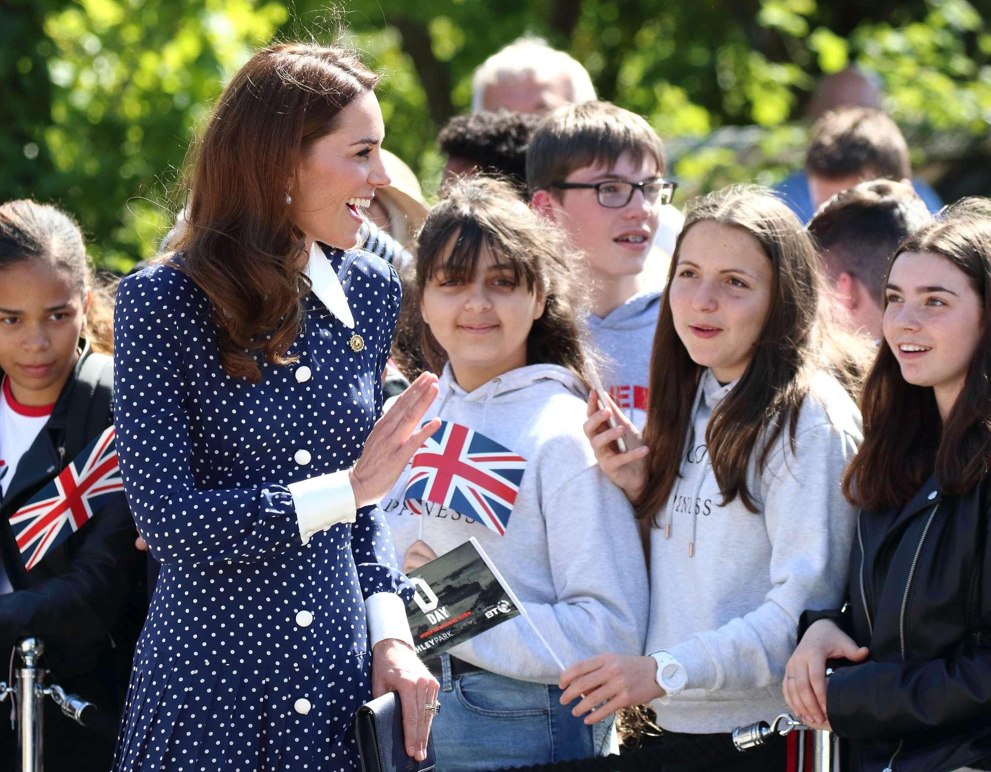 Kate Middleton thyen protokollin, nxjerrë kofshën zbuluar! 5 kate 7