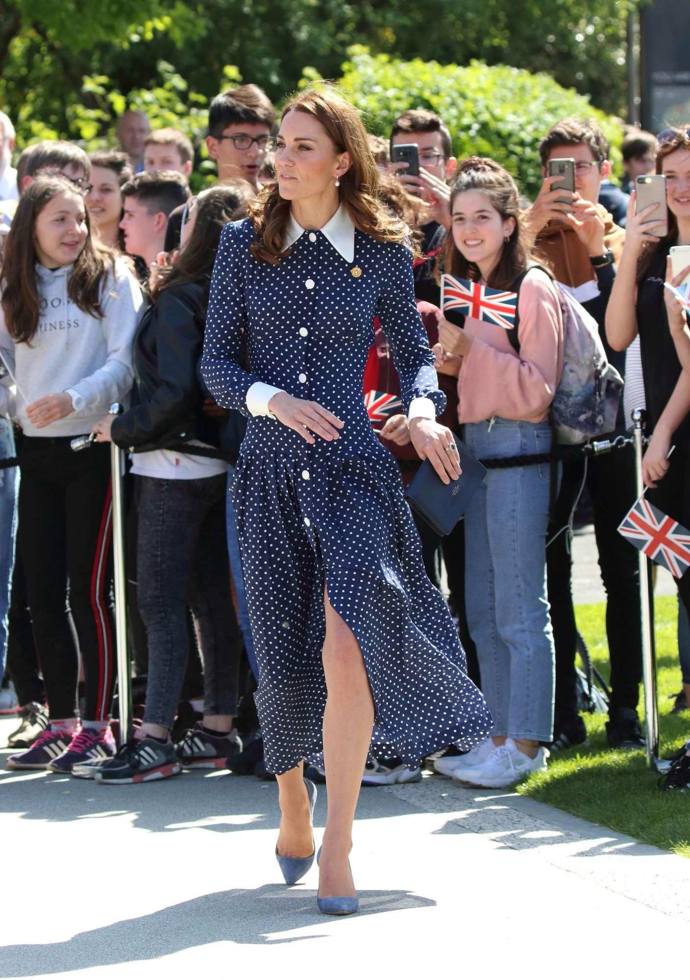 Kate Middleton thyen protokollin, nxjerrë kofshën zbuluar! 6 kate 9