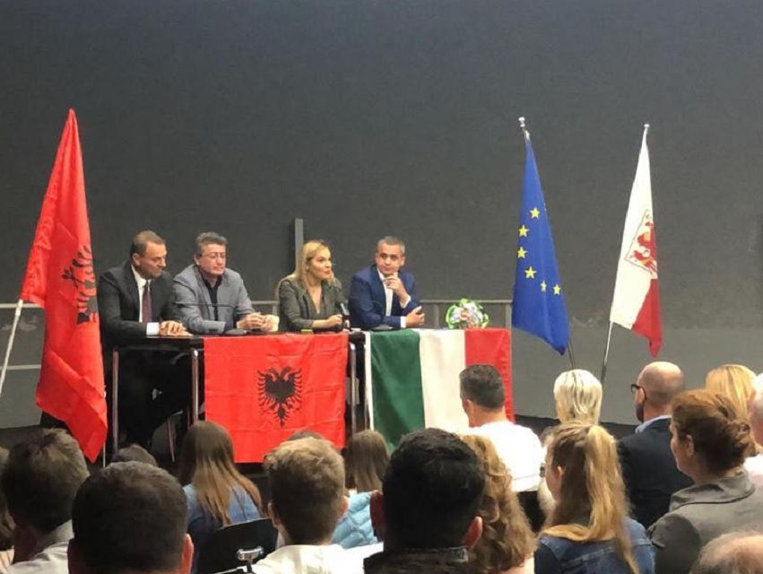 Kryemadhi në Itali: Nuk kemi nevojë për liderë të fortë, por një sistem që i del garant qytetarëve kryemadhni