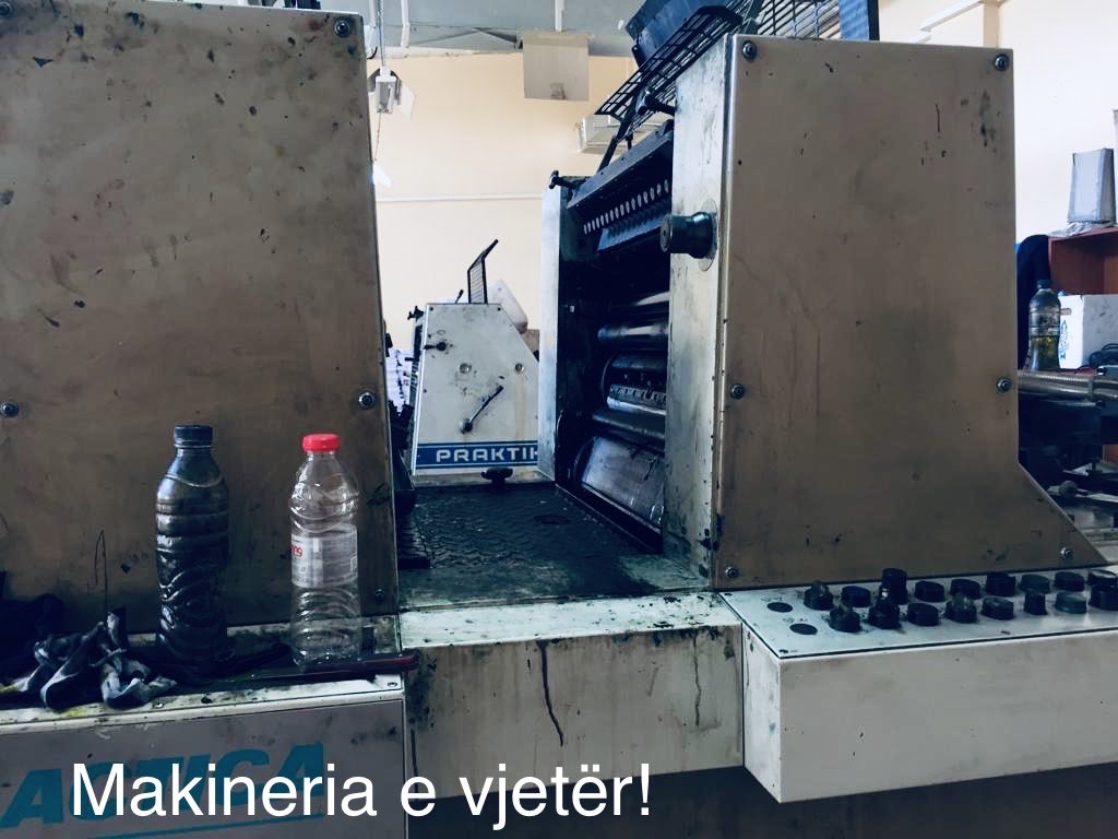 FOTO- Dokumentet e transportit, zëvendësohet pas 22 vitesh makineria. Ja si do prodhohen! 3 makienria vjetere