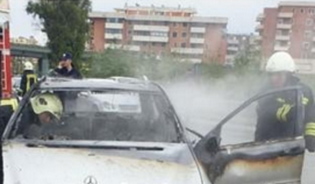 Makinë merr flakë në ecje, shpëton për mrekulli drejtuesja makine djegur