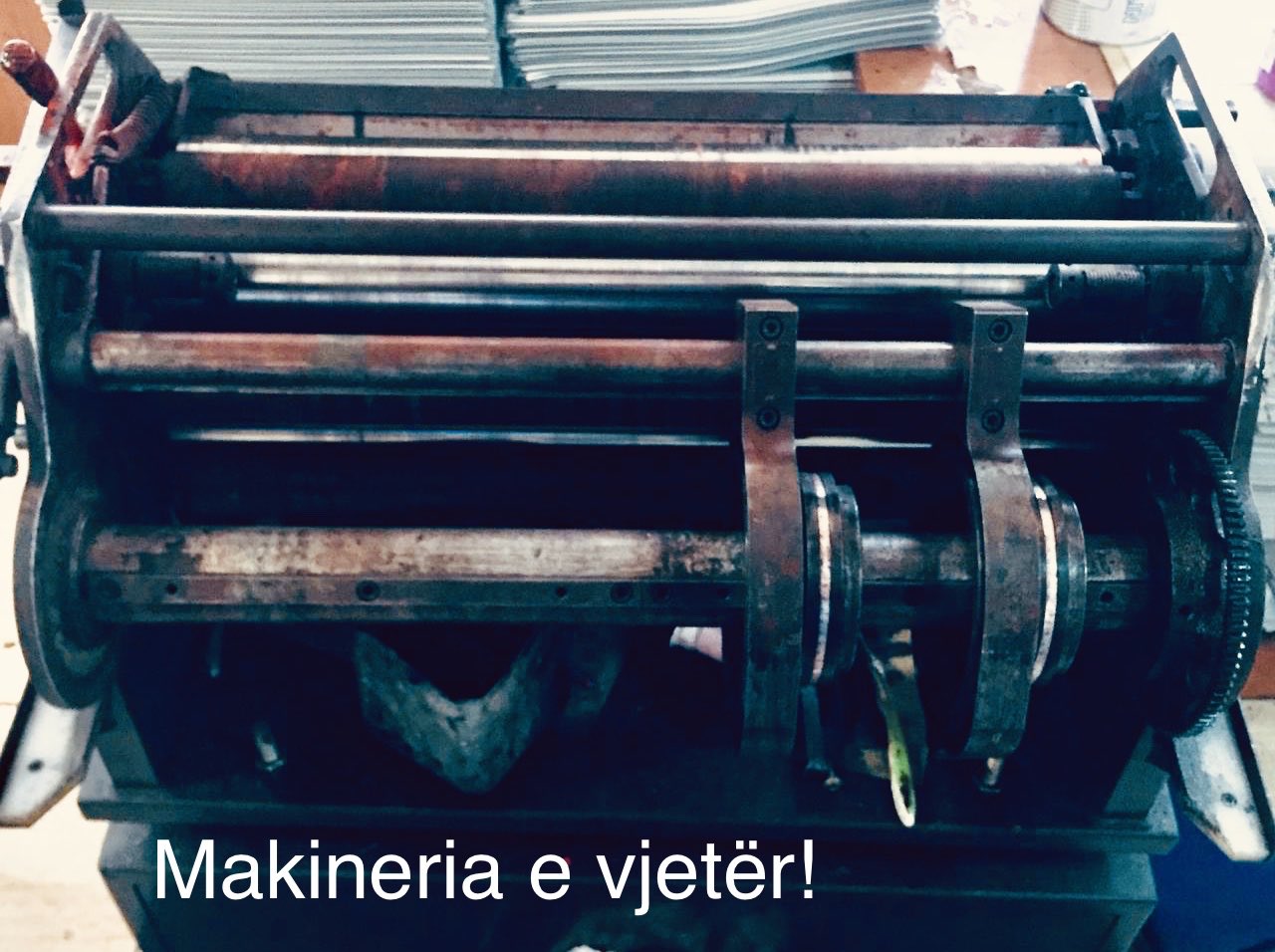 FOTO- Dokumentet e transportit, zëvendësohet pas 22 vitesh makineria. Ja si do prodhohen! 2 makineria vjetr