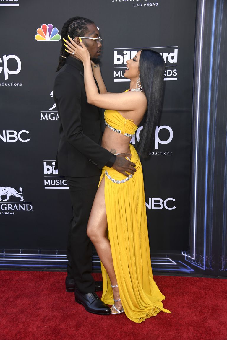 Nuk përmbahet Cardi B, skena erotike dhe puthje 4 offset of migos and cardi b attend the 2019 billboard music news photo 1146347862 1556754531