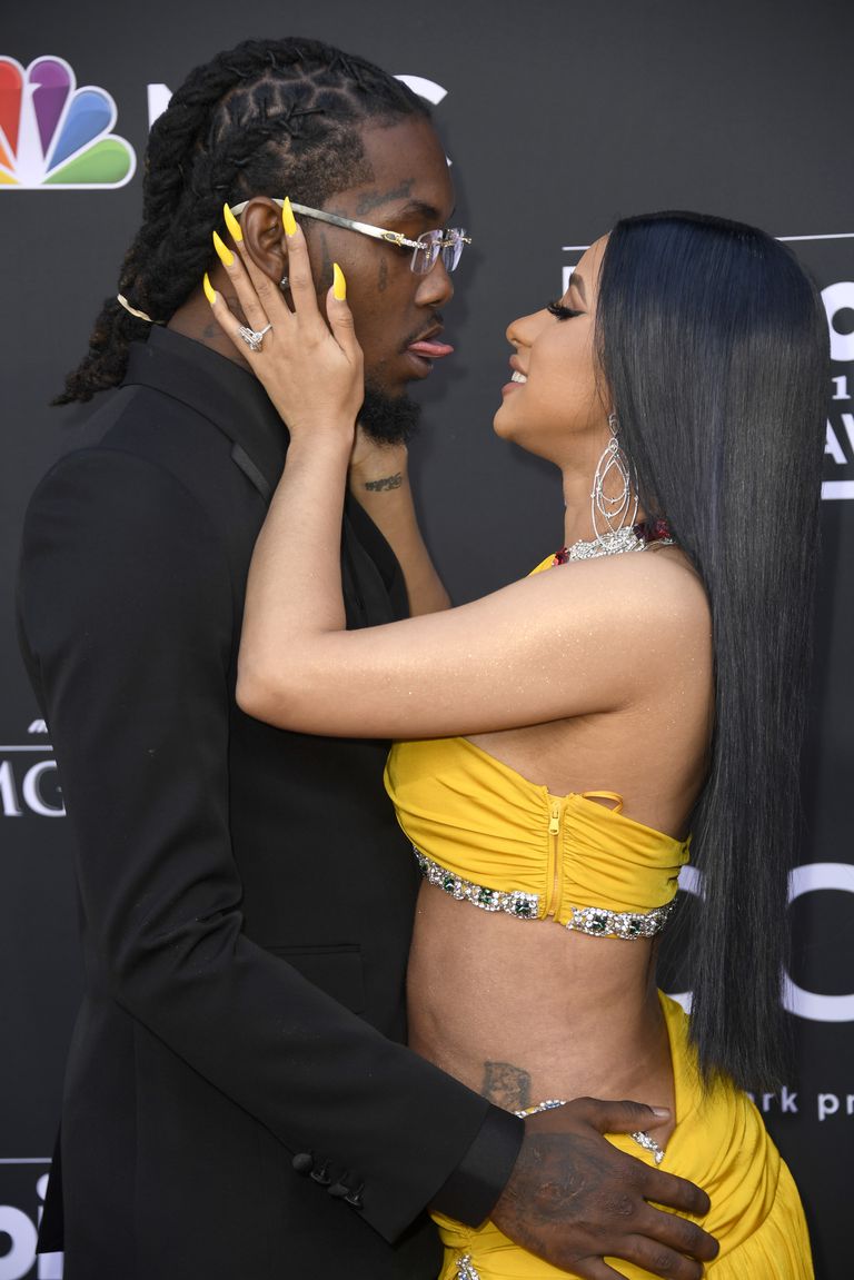 Nuk përmbahet Cardi B, skena erotike dhe puthje 3 offset of migos and cardi b attend the 2019 billboard music news photo 1146347865 1556754514