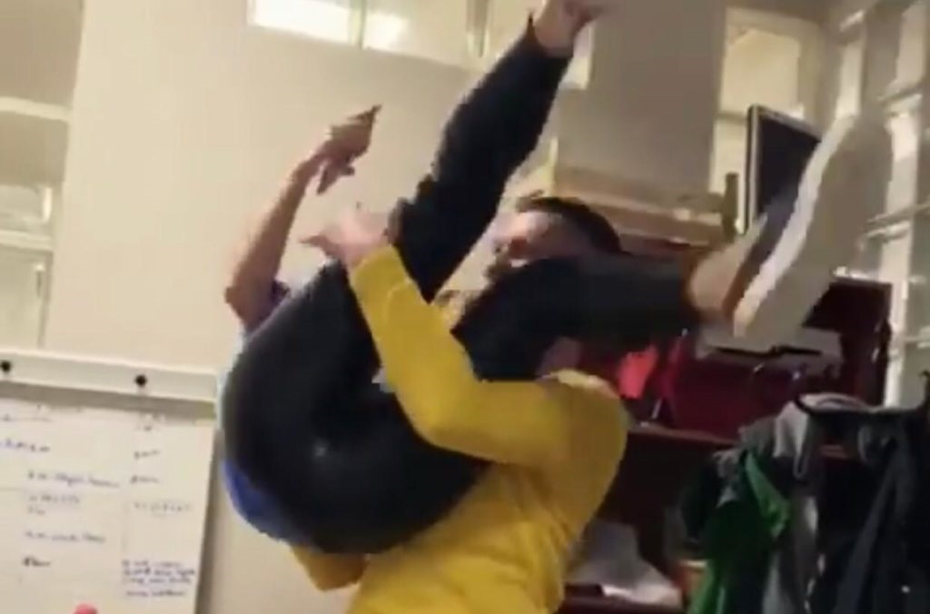 Ori dhe Isli “shkundin” studion e Topit, kërcimi që po çmend rrjetin (video) ori dhe isli