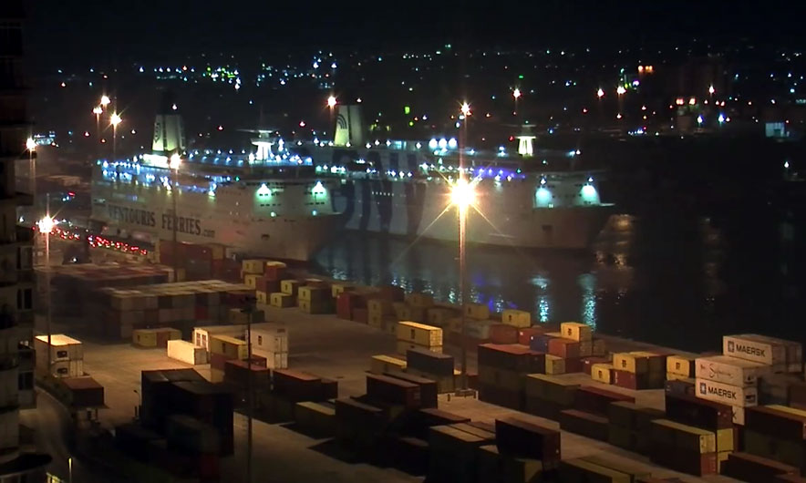 Marinari durrsak rrëzohet në anije, përfundon në… porti durres naten 1