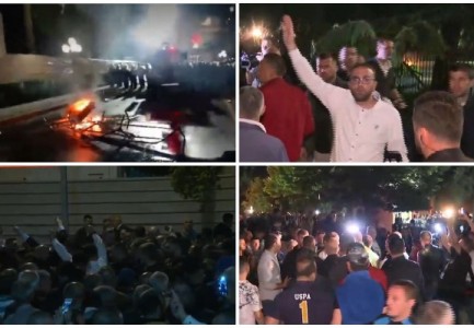 FOTOT: Protestuesit e opozitës përplasen me policinë, shkulin pllakat e trotuarit dhe gardhin metalik protesta opozita incidentet
