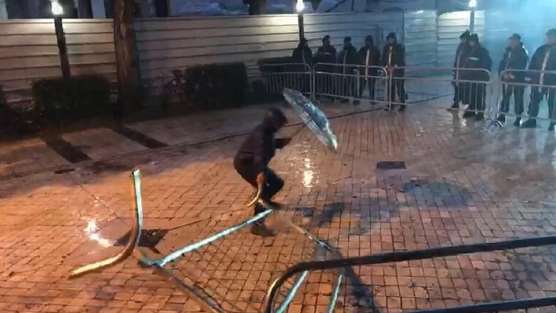 Protestat e dhunshme të opozitës/ Dëmtohen bizneset: Po na ulen shitjet proteste e dhunshme