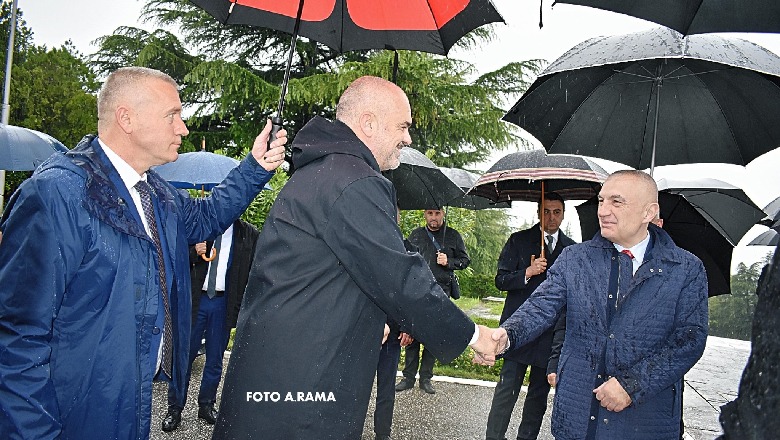 MOMENTI/ Rama dhe Meta, shtrëngim duarsh dhe buzëqeshje të varrezët e dëshmorëve rama meta takohen
