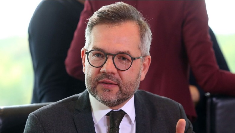 Ministri i Merkel: Dhuna, urrejtja, bojkoti i zgjedhjeve e parlamentit të papranueshme! Opozita po rrezikon negociatat roth