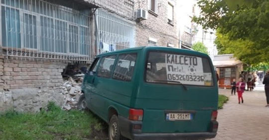 Furgoni me shpejtësi përplaset me katin e parë të pallatit në Korçë 2 safe image 2
