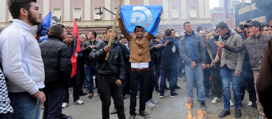 Protesta/ PD kërkon leje deri në mesnatë, policia jep dy orë sajmei djegur2