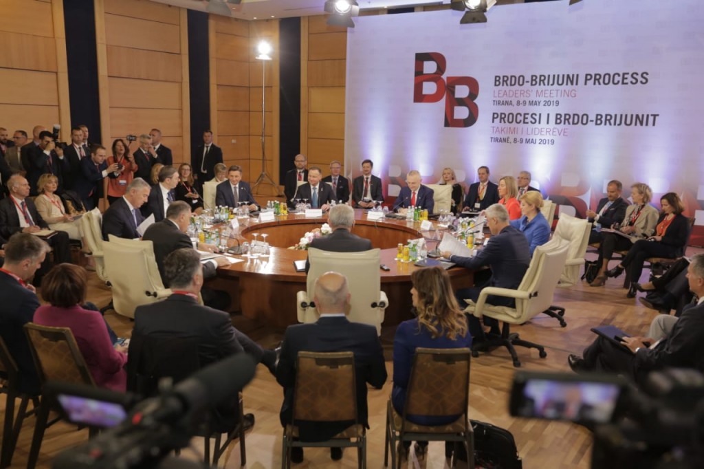 Ç’ndodhi në Samitin në Tiranë/ Nga shtrëngimi i duarve të Vuçiç me Thaçin, te takimi vëllazëror me… 8 samiti8