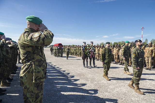 FOTO- Major Tanushi përcillet me nderime në atdhe nga kolegët e tij në Letoni 3 tanushi 1