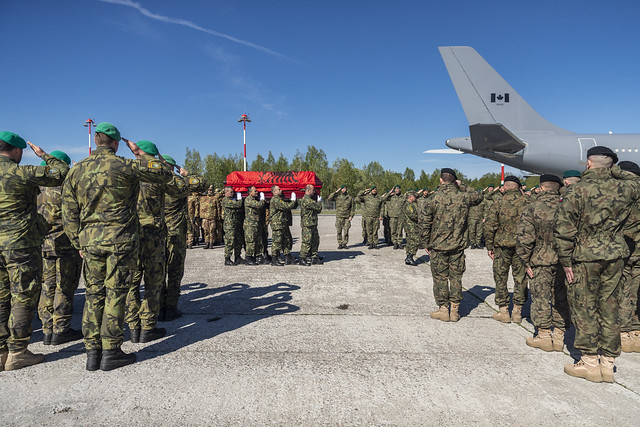 FOTO- Major Tanushi përcillet me nderime në atdhe nga kolegët e tij në Letoni 5 tanushi 6
