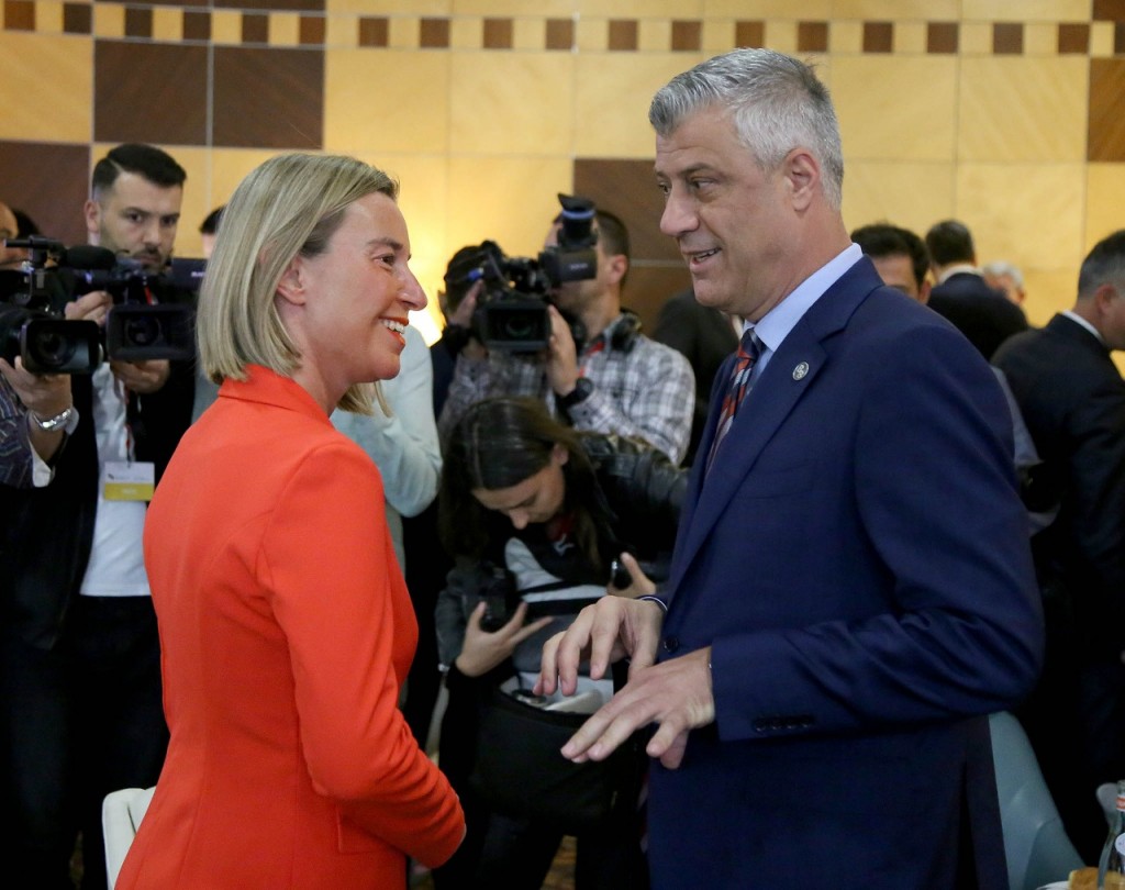Ç’ndodhi në Samitin në Tiranë/ Nga shtrëngimi i duarve të Vuçiç me Thaçin, te takimi vëllazëror me… 12 thaci