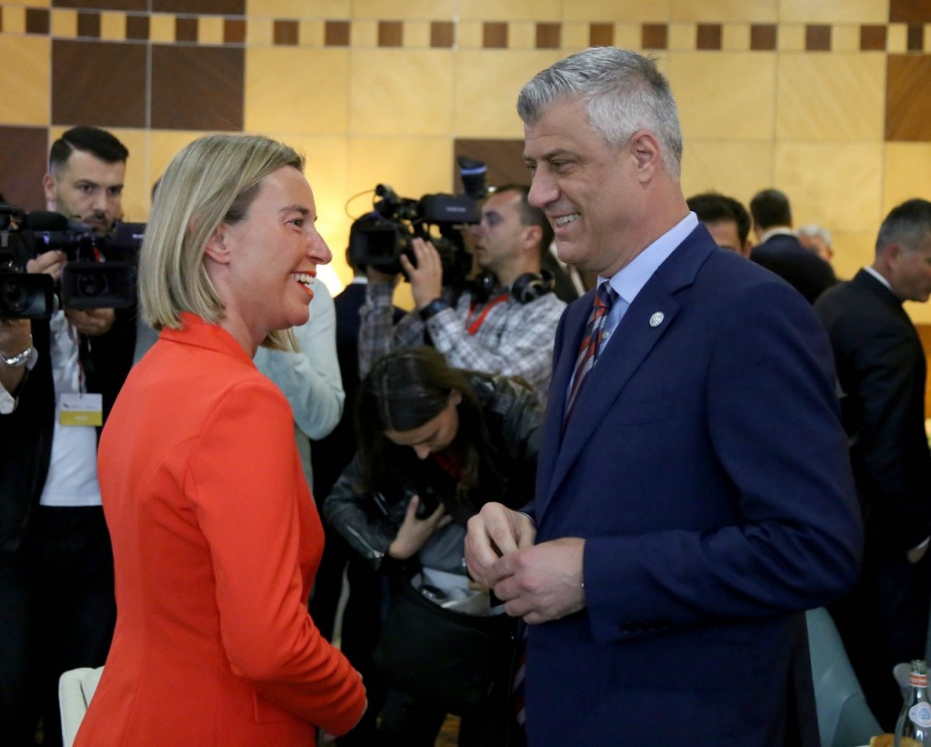 Ç’ndodhi në Samitin në Tiranë/ Nga shtrëngimi i duarve të Vuçiç me Thaçin, te takimi vëllazëror me… 13 thaci mogherini