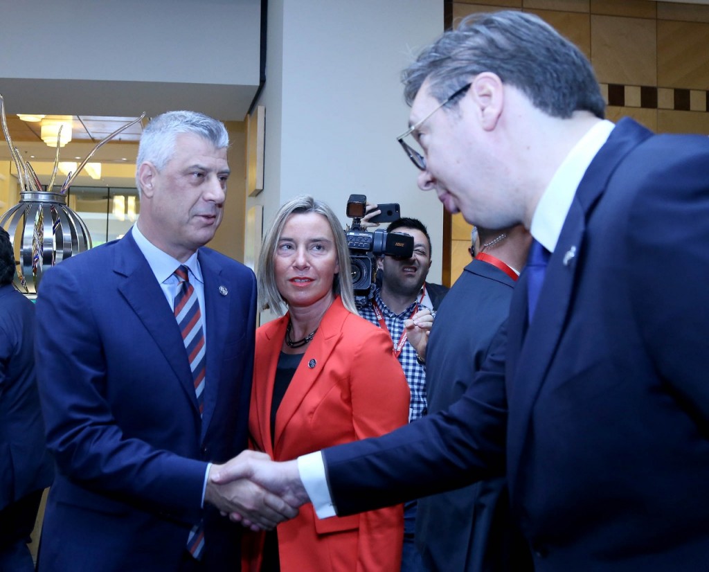 Ç’ndodhi në Samitin në Tiranë/ Nga shtrëngimi i duarve të Vuçiç me Thaçin, te takimi vëllazëror me… 15 thaci vucic 2
