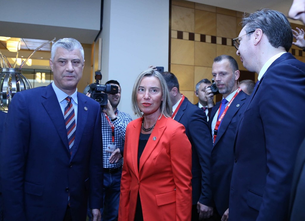 Ç’ndodhi në Samitin në Tiranë/ Nga shtrëngimi i duarve të Vuçiç me Thaçin, te takimi vëllazëror me… 16 thaci vucic mogherini