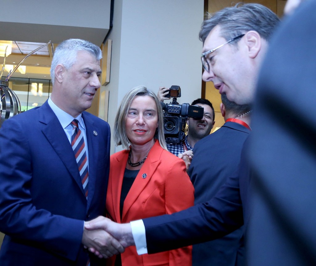 Ç’ndodhi në Samitin në Tiranë/ Nga shtrëngimi i duarve të Vuçiç me Thaçin, te takimi vëllazëror me… thaci vucic1