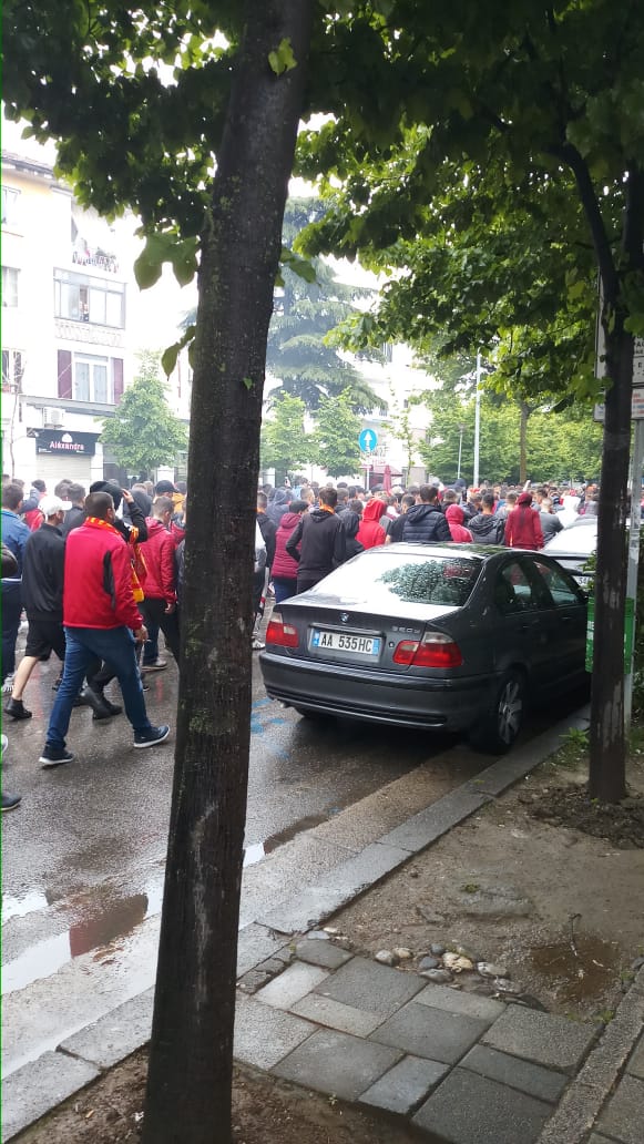 FOTO/ Tifozët e kuq “pushtojnë” rrugët e Tiranës, Partizani në stadium me autobusin e ri të klubit tifozet e partizanit
