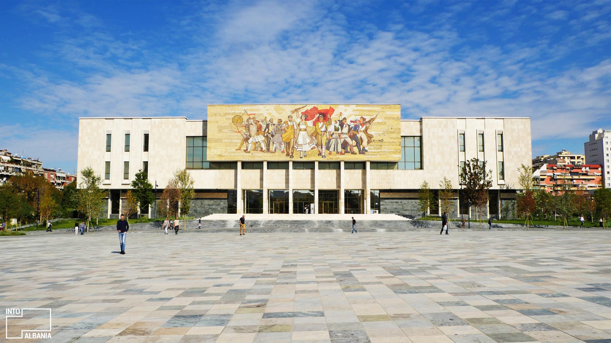 Turistët e huaj i tërheq edhe realizimi socialist në Shqipëri: Kemi kuriozitet për historinë tuaj truzimi