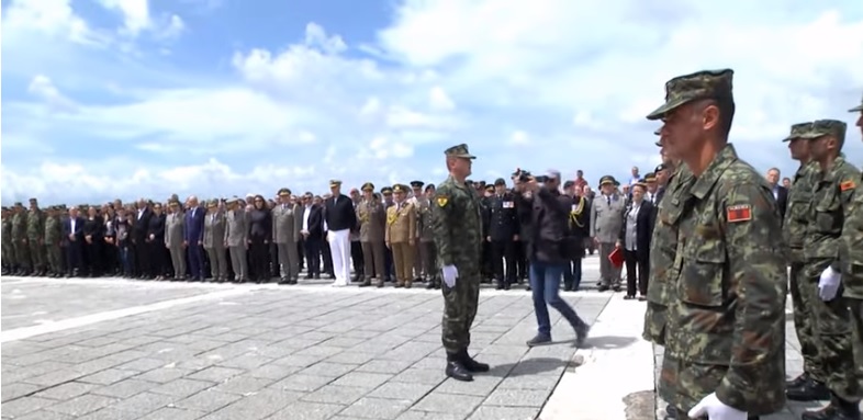 Momenti prekës! Nëntetare Hasanaj…! Ushtarakja shqiptare nuk i përgjigjet apelit (VIDEO) ushtarja