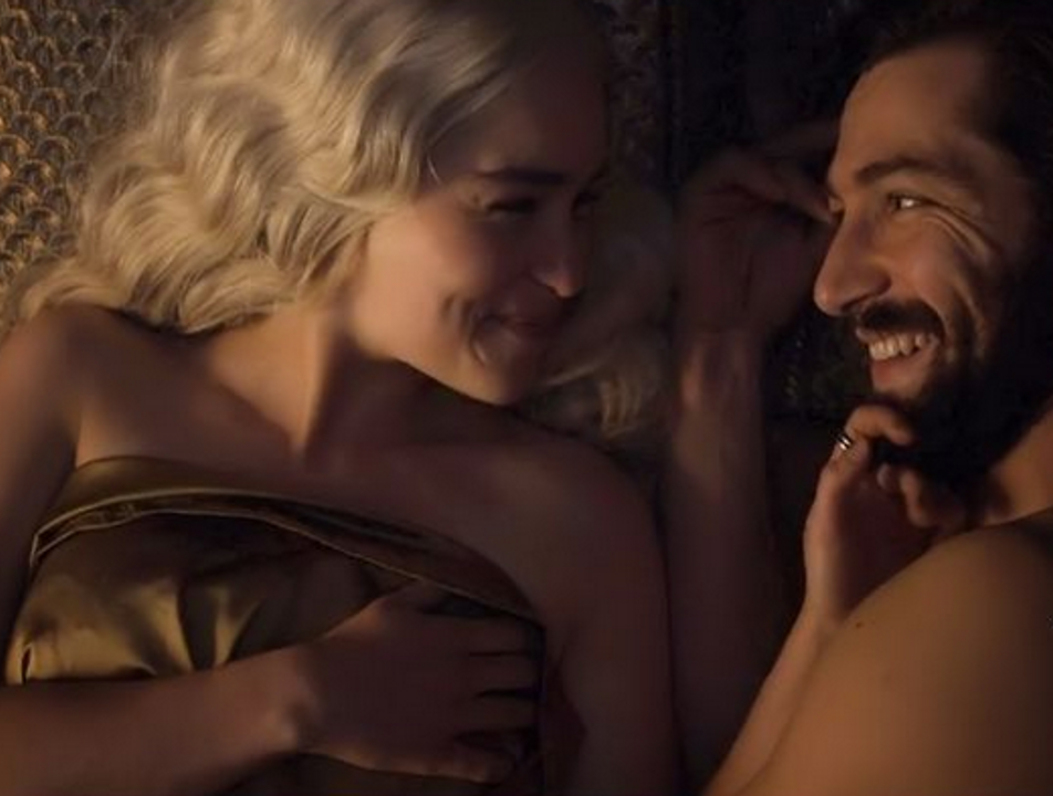 Në "Game of Thrones" aktoren e filmonte vëllai i saj gjatë skenave intime 4