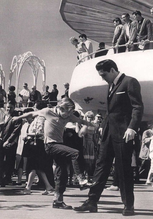 Fotot e rralla të personave të famshëm që nuk i keni parë kurrë 12 10. Young Kurt Russell meets Elvis Presley 1963