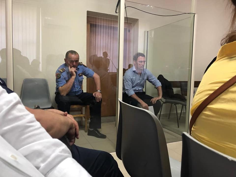 “ Jam pranë jush o ushtarë, mos u dorëzoni!”, Bardh Spahia u jep kurajo demokratëve nga arresti shtëpiak Bardhi