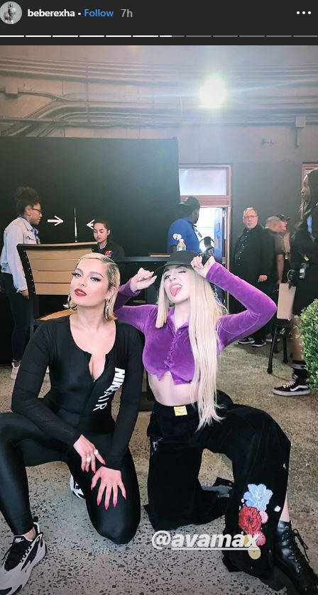 Bebe Rexha dhe Ava Max bëjnë simbolin e shqiponjës në koncert 2 Bebe Rexha dhe Ava Max 2 1