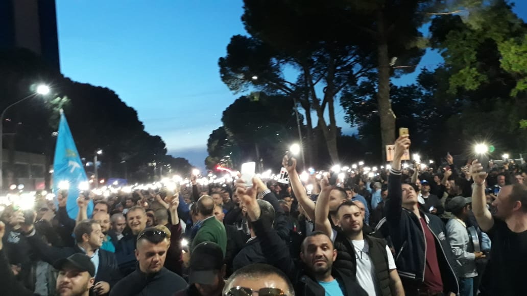 Protestuesit shkojnë drejt parlamentit me drita e ndezura në duar Ditat